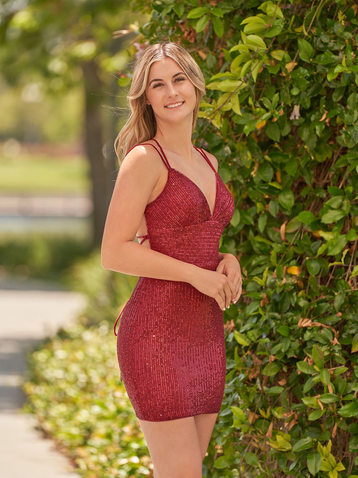 Nigella | Bodycon V Neck Burgundy Sequins Short Homecoming Dress - Homecoming Dresses - DINIBLO 